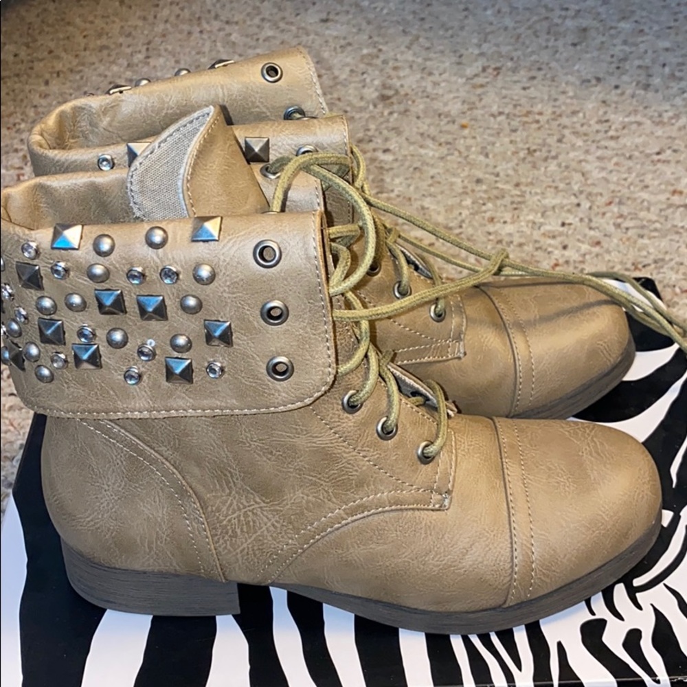 Woman’s Size 6.5 Light Brown Boots